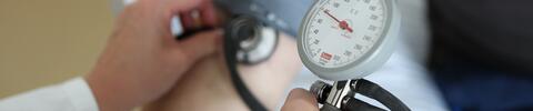 Klinikalltag: Blutdruckmessen bei einem Probanden