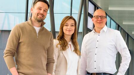 Photo of a group of people consisting of the scientists Dr. Christian Brandstetter and Prof. Till Strowig as well as the scientist Dr. Lisa Osbelt-Block in the middle.