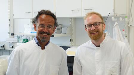 Die Erstautoren der Studie, Dr. Metodi Stankov (links) und Dr. Matthias Bruhn, im Labor.