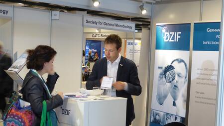 DZIF-Messestand auf der ECCMID