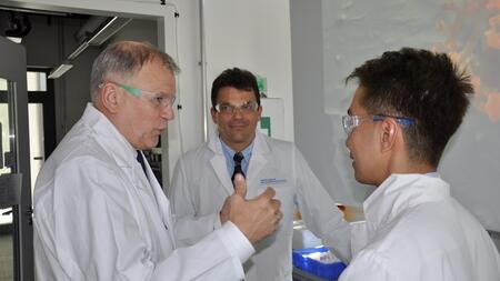 Der EU-Kommissar für Gesundheit und Lebensmittelsicherheit Dr. Vytenis Andriukaitis (li) besuchte die Labore (in Bildmitte: Institutsleiter Rolf Müller