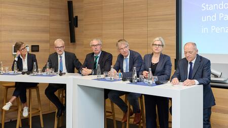 Sechs Personen auf Podium