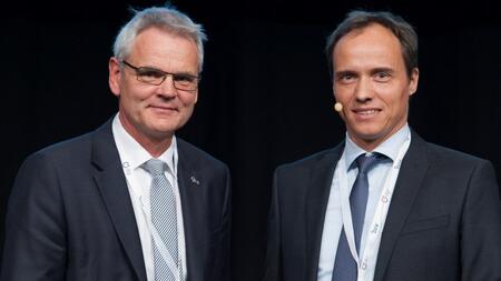 DZIF Prize for Translational Research: Prof Dirk Heinz (left) presents the award, worth 5000 euros, to Prof Markus Gerhard, TUM.