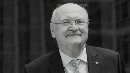 Ein Schwarz-Weiß-Portraitbild von Prof. Dr. Michael P. Manns