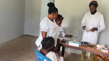 Behandlung einer Patientin im Rahmen der klinischen Studie zu SPAP in Gabun 