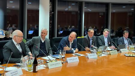Members of the round table dialogue, from left: Georg Kippels (MdB), Thomas Müller (BMG), Helge Braun (MdB), Marc Gitzinger (BEAM Alliance), Thomas Hälbig (GKV-Spitzenverband), and Timo Jäger (DZIF)