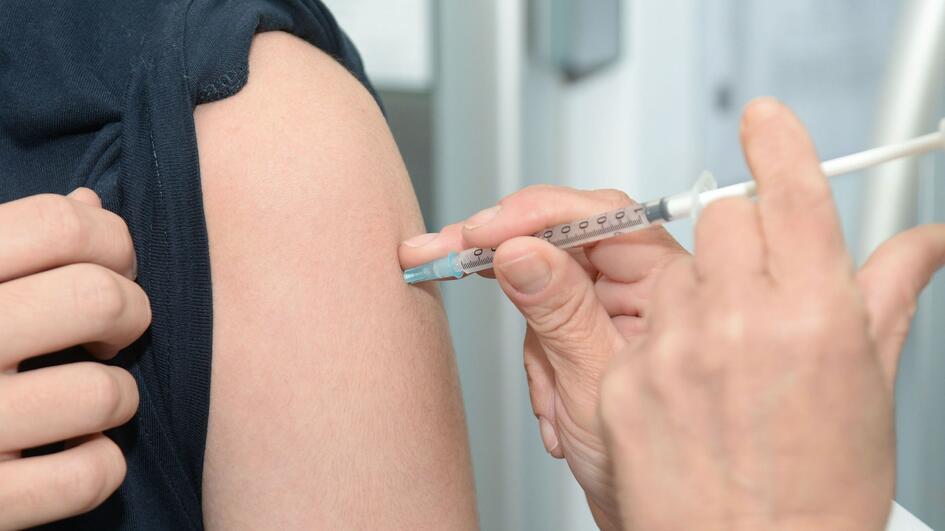 first volunteers receive covid 19 vaccine in phase i clinical trial german center for infection research