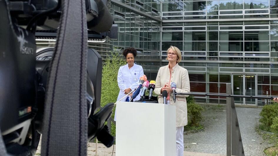 Bundesforschungsministerin Karliczek Zu Gast Am Universitatsklinikum Hamburg Eppendorf Deutsches Zentrum Fur Infektionsforschung