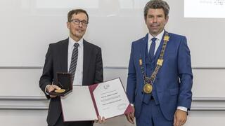 Andreas Peschel (links) erhält den Emil von Behring-Preis 2021 vom Präsidenten der Philipps-Universität Marburg, Thomas Nauss.