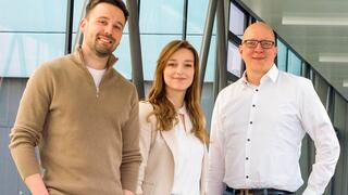 Foto einer Gruppe von Personen, bestehend aus den Wissenschaftlern Dr. Christian Brandstetter und Prof. Till Strowig sowie die Wissenschaftlerin Dr. Lisa Osbelt-Block in der Mitte.