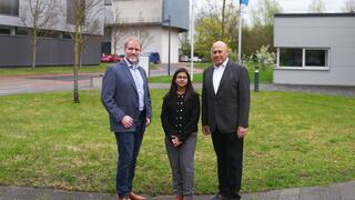 From left to right: Prof. Luka Cicin-Sain, Head of the "Viral Immunology" Department at the HZI; Adhara Madhuri, PhD student at the HZI; Henrik Klimke, Chairman of the Günter Hansmeier Krebsstiftung.