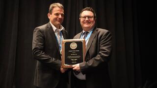 Prof. Rolf Müller (left in the picture) during the award ceremony of the Charles Thom Award in Minneapolis.