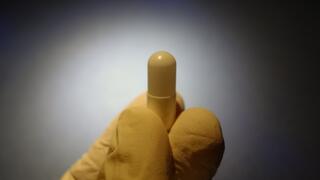 Capsule containing frozen gut flora for treating diarrhoeal diseases.