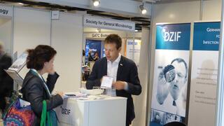 DZIF-Messestand auf der ECCMID