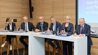 Sechs Personen auf Podium