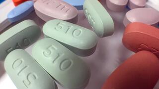 Unterschiedlich gefärbte längliche Pillen, einige davon mit der Zahl 510 oder anderen Zahlen bedruckt