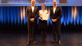 Prof. Marcus Altfeld (links), Dr. Angelique Hölzemer (mittig) mit Prof. Georg M. N. Behrens bei der Preisübergabe in Salzburg