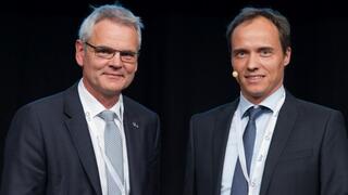 DZIF Prize for Translational Research: Prof Dirk Heinz (left) presents the award, worth 5000 euros, to Prof Markus Gerhard, TUM.