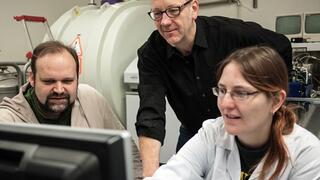 Dominik Schwudke, Ulrich Schaible und Nicole Zehethofer analysieren Lipidmuster von Tuberkulosepatienten.