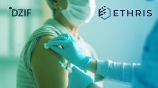 Zu sehen ist eine Frau mit Maske, die eine Impfung in den Arm erhält – von einer Person mit blauen Handschuhen. In den Ecken des Bildes sind die Logos von DZIF und Ethris zu sehen.