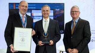 Prof. Lange (center) receives the Oskar-Medical-Prize