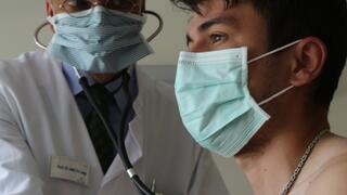 Prof. Christoph Lange (li) mit Patient