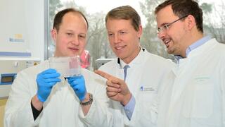 In the lab: Prof Gunther Hartmann (center), Prof Winfried Barchet (right) and Dr. Thomas Zillinger (left) from the ImmunoSensation cluster of excellence at the University of Bonn.