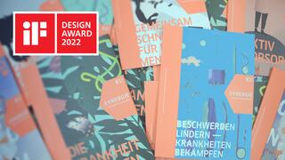 Mehrere Ausgaben des SYNERGIE-Magazins mit dem iF-DESIGN-AWARD-Logo 2022 links oben