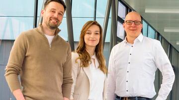 Photo of a group of people consisting of the scientists Dr. Christian Brandstetter and Prof. Till Strowig as well as the scientist Dr. Lisa Osbelt-Block in the middle.