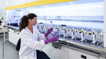 Wissenschaftlerin arbeitet in einem biotechnologischen Labor mit einem automatisierten Bioreaktorsystem.