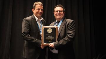 Prof. Rolf Müller (left in the picture) during the award ceremony of the Charles Thom Award in Minneapolis.