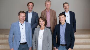 The DZIF Executive Board including its new member. Back row from right to left: Prof. Dirk Busch, Prof. Hans-Georg Kräusslich, Prof. Thomas Pietschmann; front row from right to left: Prof. Andreas Peschel and Prof. Maura Dandri. Front left: Dr Timo Jäger, Managing Director of the DZIF.