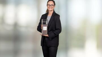 Tanja Schneider, den PHOENIX-Preis präsentierend