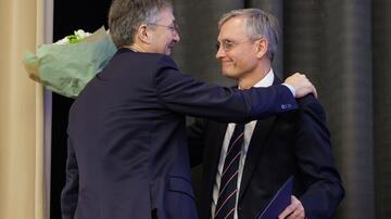 Christoph Lange accepts the DZIF Prize for Translational Infection Research