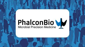 Das PhalconBio-Logo ist auf einem blauen Hintergrund zu sehen, auf dem schemenhaft Menschen dargestellt sind. 