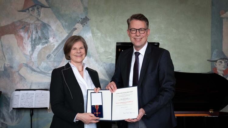 The picture shows Markus Blume, Minister of Science and the Arts (right), presenting Professor Dr. Ulrike Protzer with the Federal Cross of Merit.