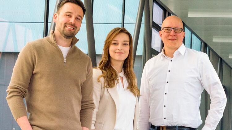 Photo of a group of people consisting of the scientists Dr. Christian Brandstetter and Prof. Till Strowig as well as the scientist Dr. Lisa Osbelt-Block in the middle.