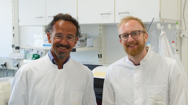 First authors of the study Dr. Metodi Stankov (left) and Dr. Matthias Bruhn at TWINCORE.