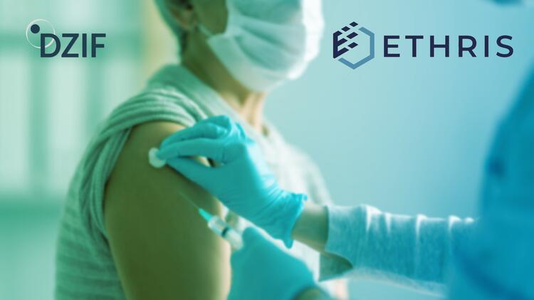 Zu sehen ist eine Frau mit Maske, die eine Impfung in den Arm erhält – von einer Person mit blauen Handschuhen. In den Ecken des Bildes sind die Logos von DZIF und Ethris zu sehen.